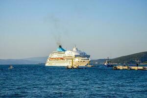 mayo 9, 2023, pavo, kusadasi.mar crucero transatlántico amarrado en el Puerto de el ciudad. foto