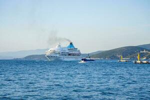 mayo 9, 2023, pavo, kusadasi.mar crucero transatlántico amarrado en el Puerto de el ciudad. foto