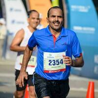 nuevo Delhi, India - abril dieciséis 2023 - vedanta Delhi medio maratón carrera después codicioso en cuales maratón Participantes acerca de a cruzar el terminar línea, Delhi medio maratón 2022 foto