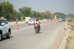 nuevo Delhi, India - abril dieciséis, 2023 - ver de vehículos paso mediante el principal la carretera cerca indra Gandhi internacional aeropuerto Delhi a dwarka enlace la carretera foto