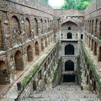 agrasen ki baoli - paso bien situado en medio de connaught colocado nueva delhi india, antigua construcción de arqueología antigua foto