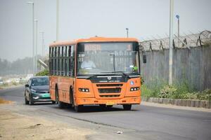 nuevo Delhi, India - abril dieciséis, 2023 - ver de vehículos paso mediante el principal la carretera cerca indra Gandhi internacional aeropuerto Delhi a dwarka enlace la carretera foto