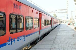 indio ferrocarril tren a amritsar ferrocarril estación plataforma durante Mañana tiempo, vistoso tren a amritsar, Punjab ferrocarril estación foto