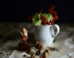 todavía vida Navidad con antiguo Papa Noel y flores foto