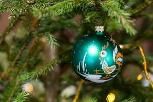 vaso pelota con de gallo joven imagen en Navidad árbol foto