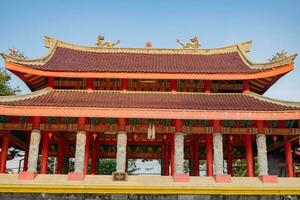 chino templo con guardián estatua cuando chino nuevo año celebracion. el foto es adecuado a utilizar para chino nuevo año, lunar nuevo año antecedentes y contenido medios de comunicación.