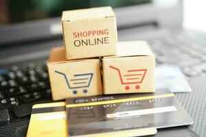 compras en línea, caja de carrito de compras con tarjeta de crédito, exportación de importación, comercio financiero. foto