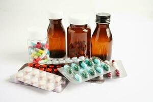 fármaco cápsula píldora desde fármaco prescripción en farmacia, farmacia para tratamiento salud medicamento. foto