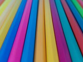 lápices de color. de colores Lápices de colores lapices en azul antecedentes y madera papas fritas foto