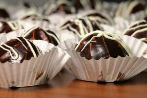 chocolate profiteroles en de madera antecedentes foto