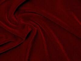 textura de tela de terciopelo rojo utilizada como fondo. fondo de tela roja vacía de material textil suave y liso. hay espacio para el texto.. foto