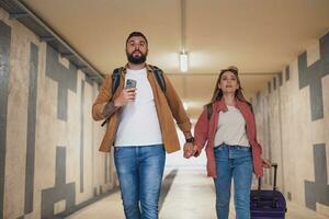 adulto Pareja es en un prisa a captura el tren en tiempo. foto