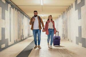 adulto Pareja es en un prisa a captura el tren en tiempo. foto