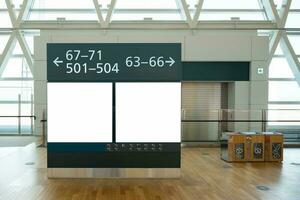 cartelera publicitaria en blanco en el fondo del aeropuerto gran anuncio lcd foto