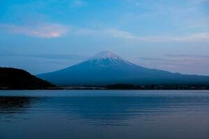 monte fuji a kawaguchiko lago en Japón. monte fuji es el más alto montaña en Japón. foto