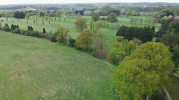 magnifique vue de une local Publique parc de Angleterre Royaume-Uni video