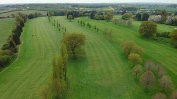 magnifique vue de une local Publique parc de Angleterre Royaume-Uni video