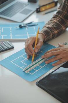 profesional mecánico ingeniero equipo trabajando en personal computadora a metal torno industrial fabricación fábrica. ingeniero operando torno maquinaria. producto calidad inspección foto