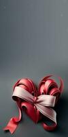 3d más rojo de rojo seda cinta formando corazón forma en gris antecedentes. San Valentín día concepto. foto