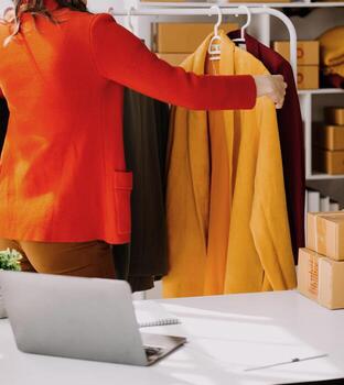 Moda diseñador l joven asiático mujer trabajando utilizando computadora portátil, tableta y sonriente mientras en pie en taller respondiendo en negocio foto
