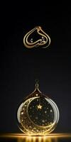 dorado Arábica caligrafía de Ramadán y Exquisito creciente luna, Encendiendo estrellas dentro vaso pelota o chuchería en negro antecedentes. 3d prestar. foto