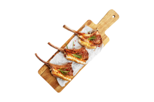 gegrillt Gestell von Lamm serviert auf ein hölzern Tafel mit transparent Hintergrund png