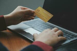 mujer participación crédito tarjeta y utilizando teléfonos inteligentes a casa.online compras, Internet bancario, Tienda en línea, pago, gasto dinero, comercio electrónico pago a el almacenar, crédito tarjeta, concepto foto