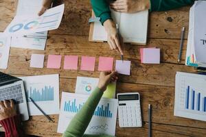 grupo de jóvenes empresarios asiáticos del equipo de negocios creativos compañeros de trabajo en el cargo felices de tener éxito en el trabajo en equipo de la asociación celebrando el logro y el concepto de éxito. foto