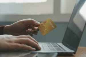 mujer participación crédito tarjeta y utilizando teléfonos inteligentes a casa.online compras, Internet bancario, Tienda en línea, pago, gasto dinero, comercio electrónico pago a el almacenar, crédito tarjeta, concepto foto