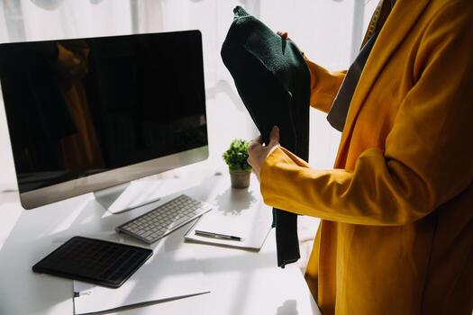 Moda diseñador l joven asiático mujer trabajando utilizando computadora portátil, tableta y sonriente mientras en pie en taller respondiendo en negocio foto