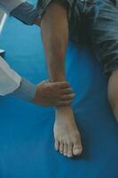 médico o físico terapeuta examina espalda dolor y espinal zona a dar Consejo dentro el rehabilitación centro. foto