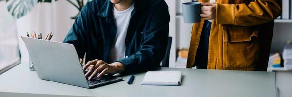 equipo de negocios financieros presente. las manos del hombre de negocios sostienen documentos con estadísticas financieras, fotos de stock, discusión y análisis de datos de informes de tablas y gráficos. finanzas concepto financiero