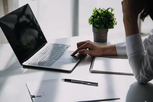 Moda diseñador l joven asiático mujer trabajando utilizando computadora portátil, tableta y sonriente mientras en pie en taller respondiendo en negocio foto