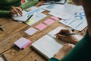 grupo de jóvenes empresarios asiáticos del equipo de negocios creativos compañeros de trabajo en el cargo felices de tener éxito en el trabajo en equipo de la asociación celebrando el logro y el concepto de éxito. foto