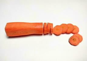 Zanahoria rebanadas en un blanco antecedentes foto