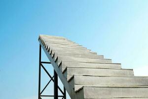 celestial escalera, escalera para tomando imágenes popular registrarse puntos a café tiendas eso es para turistas quien son no temeroso de alturas a tomar imágenes con un ver de el cielo, un alto ángulo vista. foto