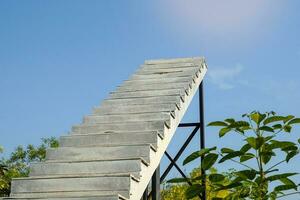 celestial escalera, escalera para tomando imágenes popular registrarse puntos a café tiendas eso es para turistas quien son no temeroso de alturas a tomar imágenes con un ver de el cielo, un alto ángulo vista. foto