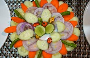 vegetal ensalada servido en almuerzo y cena foto