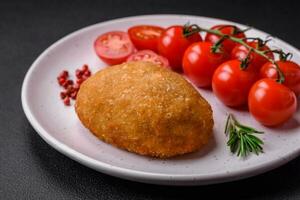 delicioso horneado chuleta empanizado con especias, sal y hierbas foto