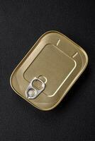 lata o lata rectangular de aluminio de comida enlatada con una llave foto