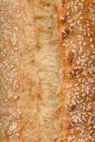 crujiente trigo harina junquillo con sésamo semillas en un de madera corte tablero foto