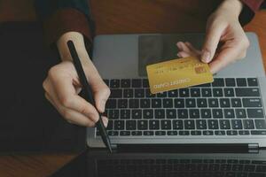 mujer participación crédito tarjeta y utilizando teléfonos inteligentes a casa.online compras, Internet bancario, Tienda en línea, pago, gasto dinero, comercio electrónico pago a el almacenar, crédito tarjeta, concepto foto