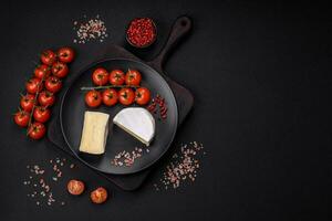 delicioso Fresco queso Brie queso en el formar de un mini cabeza con Cereza Tomates foto