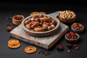 mezcla de asado macadamia nueces, anacardos, nueces pecanas, Almendras, Pasas y seco bayas foto