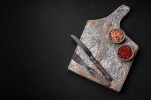 cuchillo, tenedor y corte junta, sal, pimienta y otro ingredientes foto