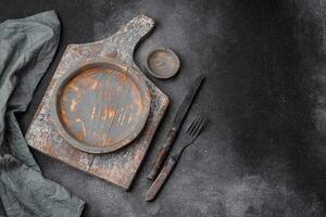 vacío de madera lámina, cuchillo, tenedor y corte tablero foto