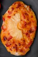 A la parrilla pollo filete en el formar de un filete con Tomates, piña y queso foto