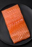 Fresco crudo salmón rojo pescado filete con sal y especias foto