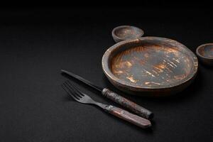 vacío de madera lámina, cuchillo, tenedor y corte tablero foto