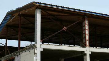 abandonado arruinado compras centrar en el afueras de el ucranio capital. un estropeado arriba y quemado civil objeto después el bombardeo. el terrible Consecuencias de el guerra en Ucrania. video